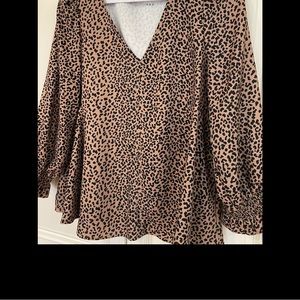 Tuckernuck blousewith a playful swing shape. Excellent condition